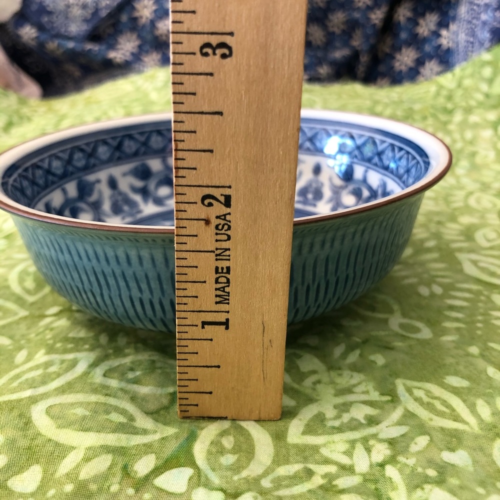 Small Hand-Painted Japanese Bowl - Picture 6 of 8